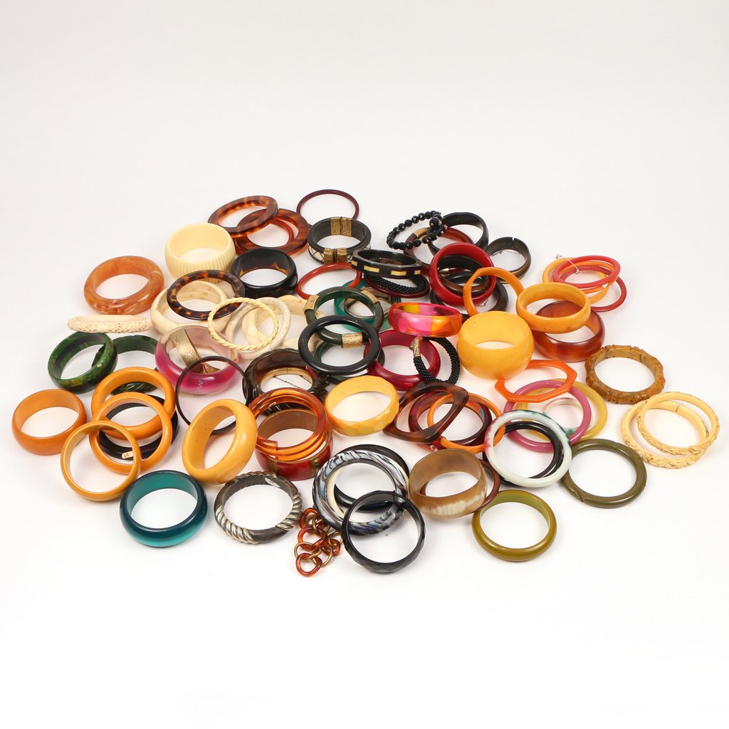 LARGE LOT OF VINTAGE BANGLES: Of various materials, including bakelite, glass, bone, tortoise shell, plastic, etc.