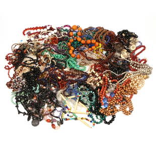 A LARGE LOT OF STONE & BEADWORK NECKLACES: Of various materials