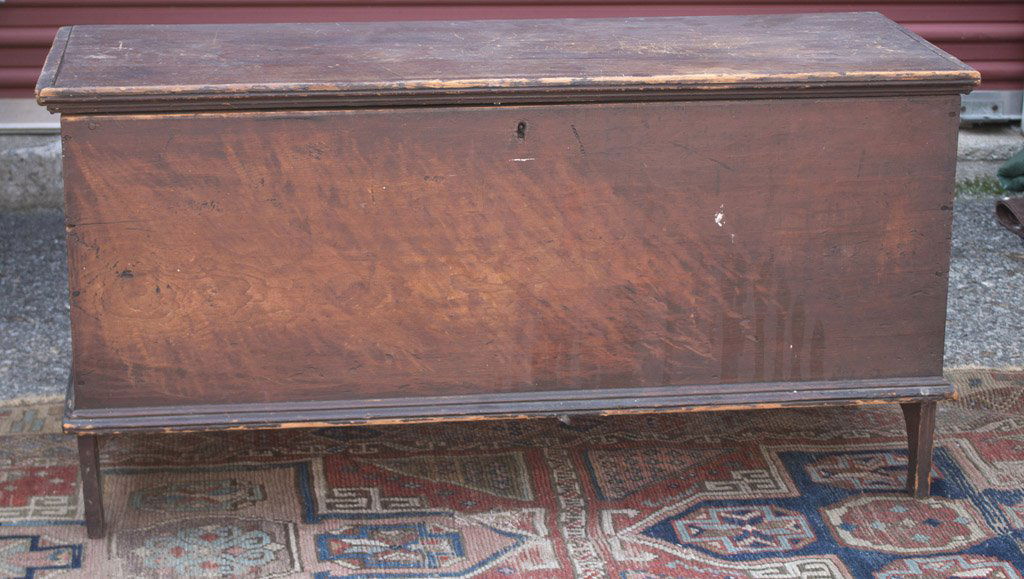 AMERICAN PINE SMALL SIZE BLANKET CHEST: AMERICAN PINE SMALL SIZE BLANKET CHESTLate 18th/early 19th Century, six-board construction with old red paint, cond.: burnt area on side, provenance: noted American painter Lisa Daugherty, deceased wi