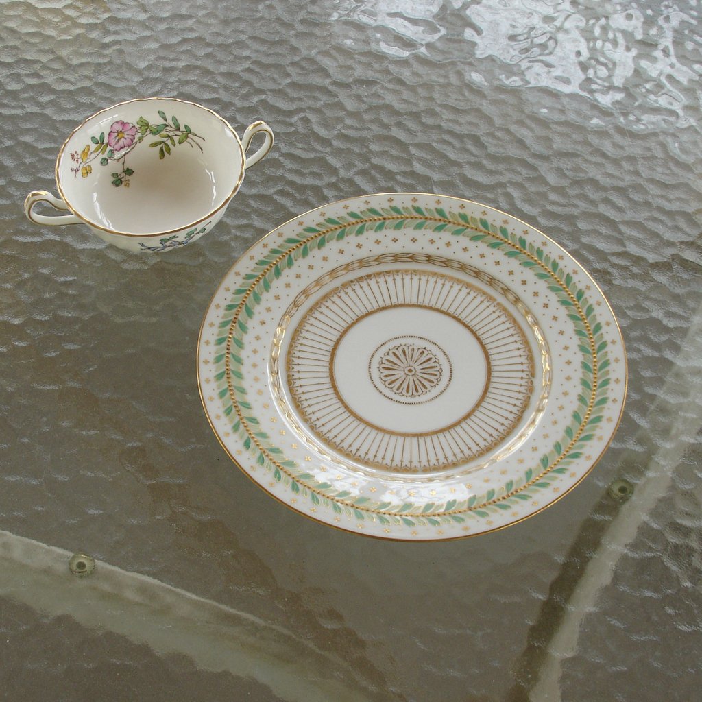 (14pc) LIMOGES & MINTON CHINA: (14pc) LIMOGES & MINTON CHINAincluding a set of 8 Limoges dinner plates; and 6 Minton double-handle soup bowls, with brown mark