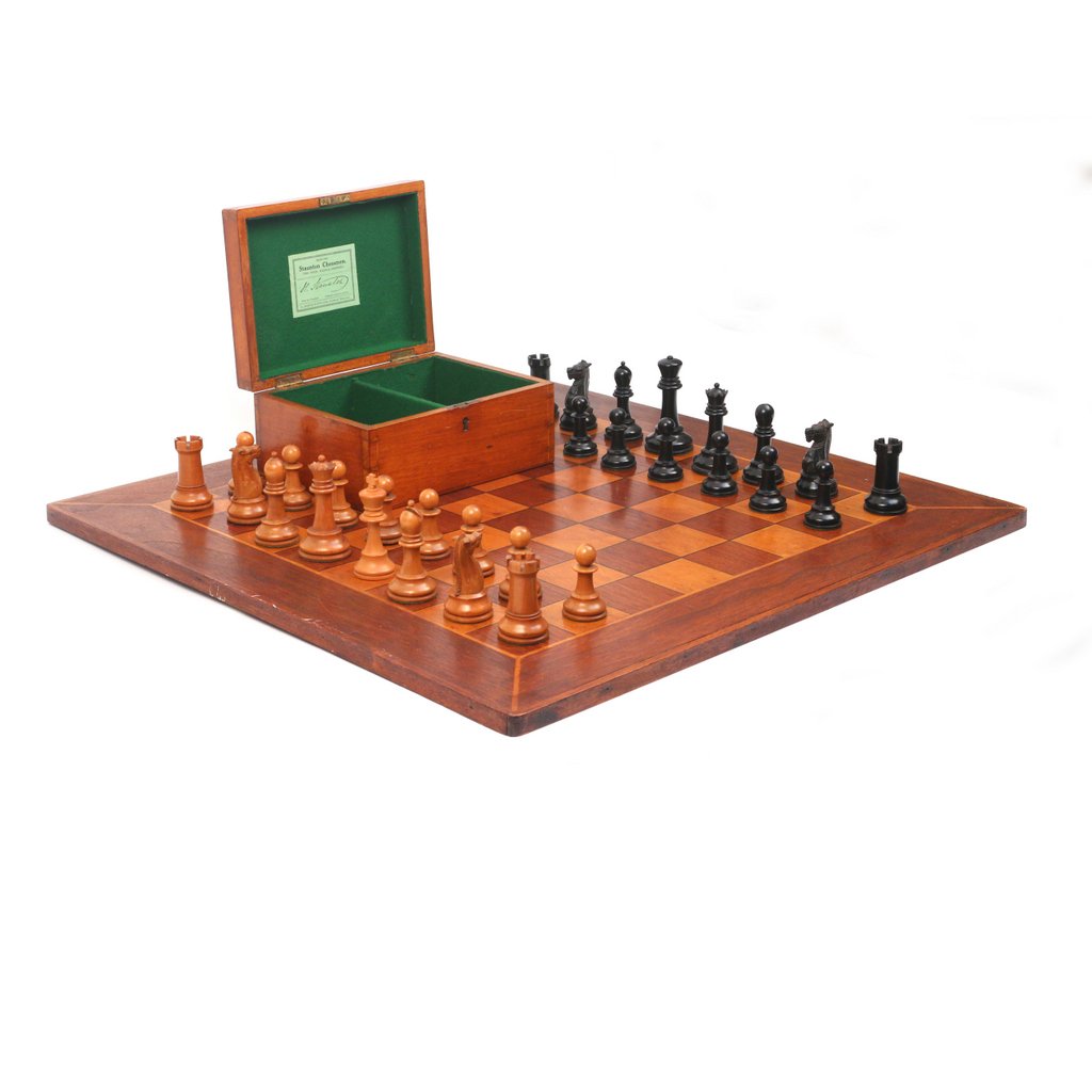 STAUNTON CHESSMEN CHESS SET & BOARD (1 of 9)
