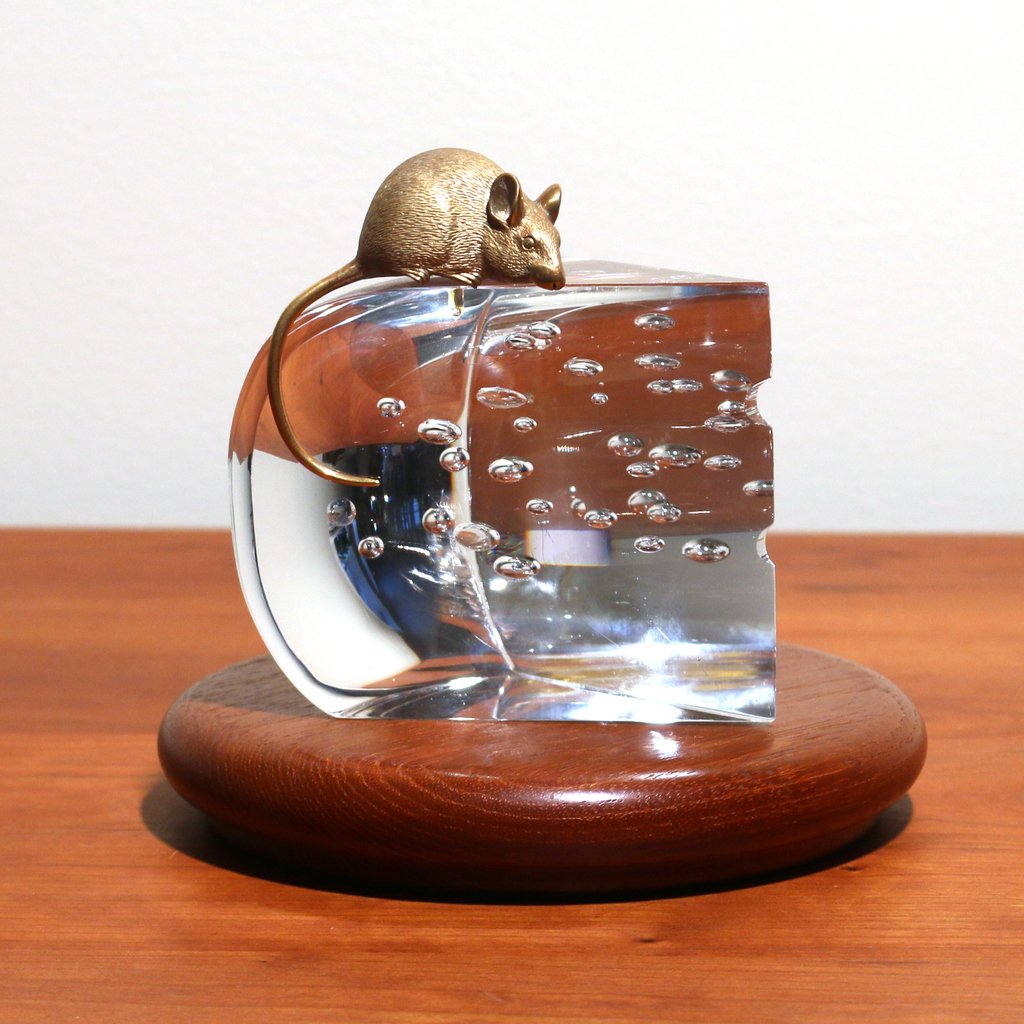 STEUBEN GLASS & 18 KARAT GOLD SCULPTURE,: 'Mouse and Cheese', designed by James Houston,1975, h. 4”
