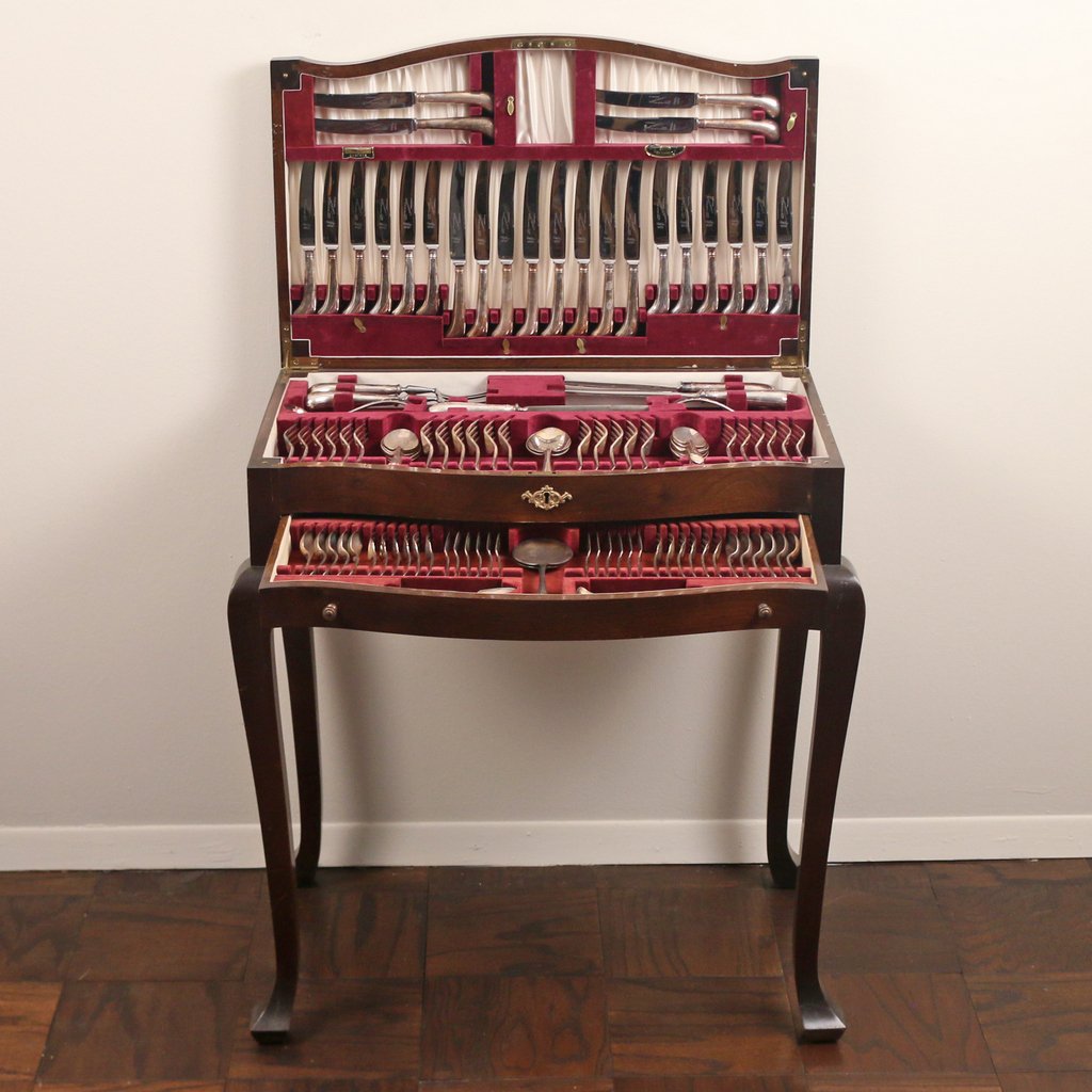 SHEFFIELD FLATWARE CANTEEN SERVICE & TABLE (1 of 6)