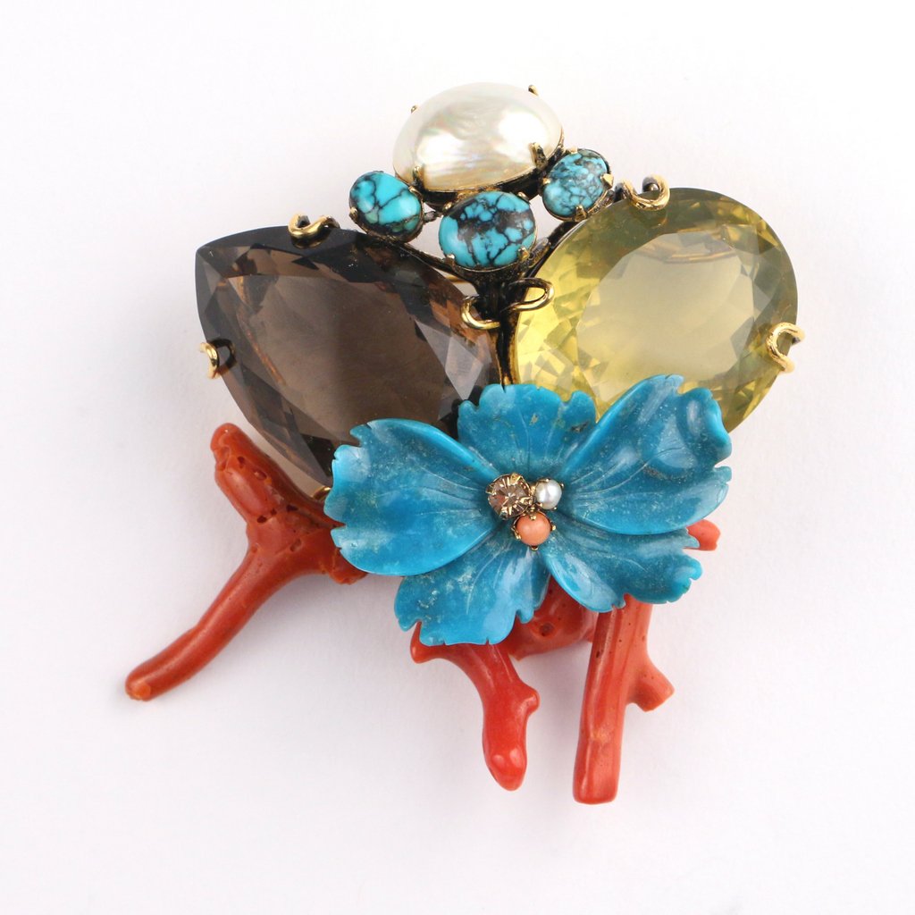 A LARGE COSTUME JEWELRY PIN (1 of 3)