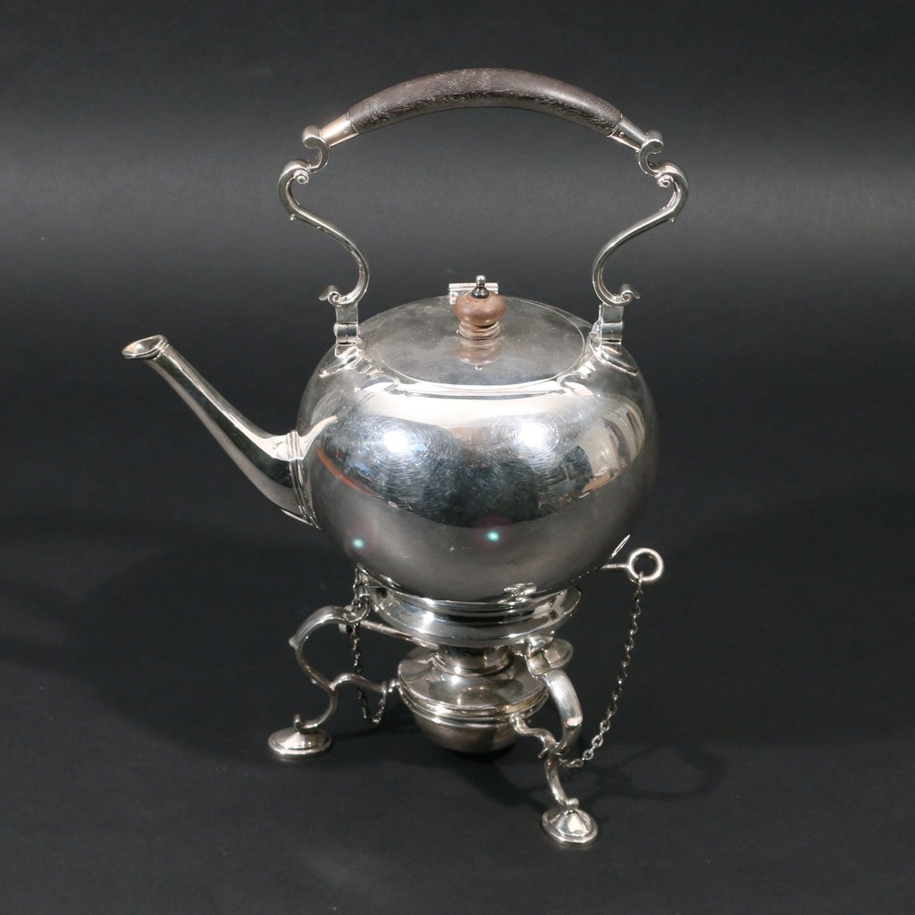ENGLISH SILVER TEA KETTLE & STAND: early-mid 20th Century, maker's mark "RE", h. 10 in. (over finial), 55 toz total