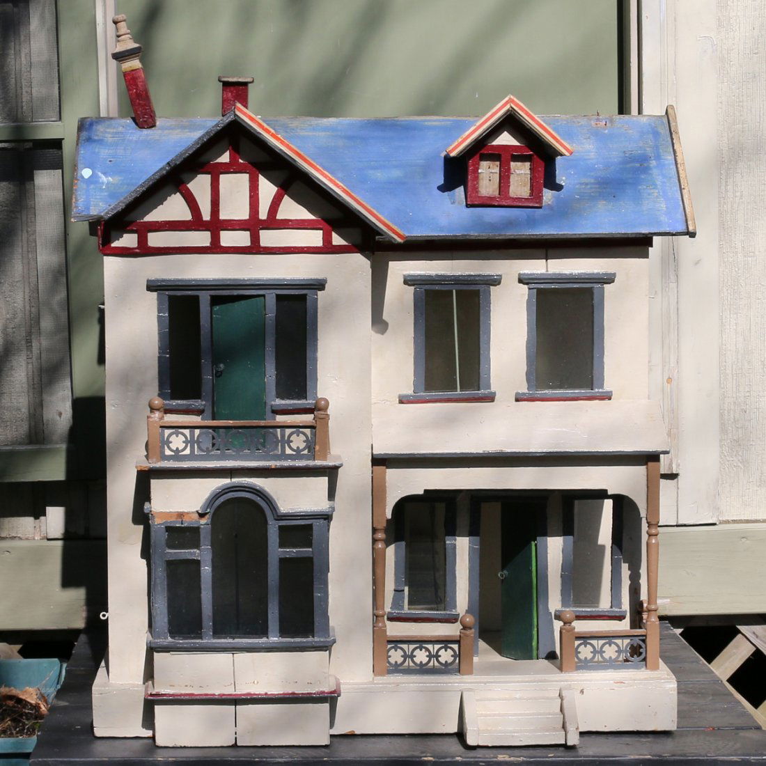 VICTORIANSTYLE DOLL HOUSE
