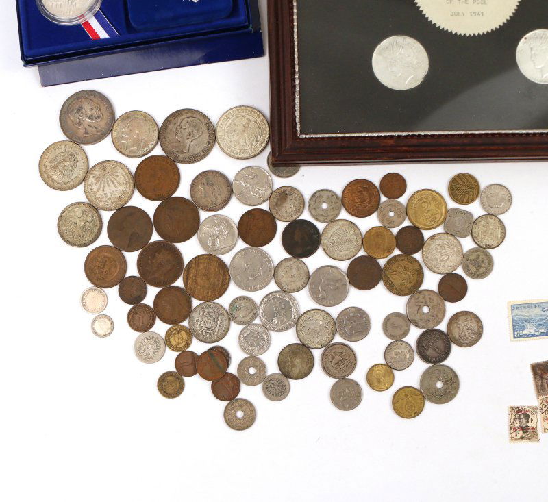 (5pc) INTERNATIONAL POSTAGE STAMP ALBUMS (1 of 10)