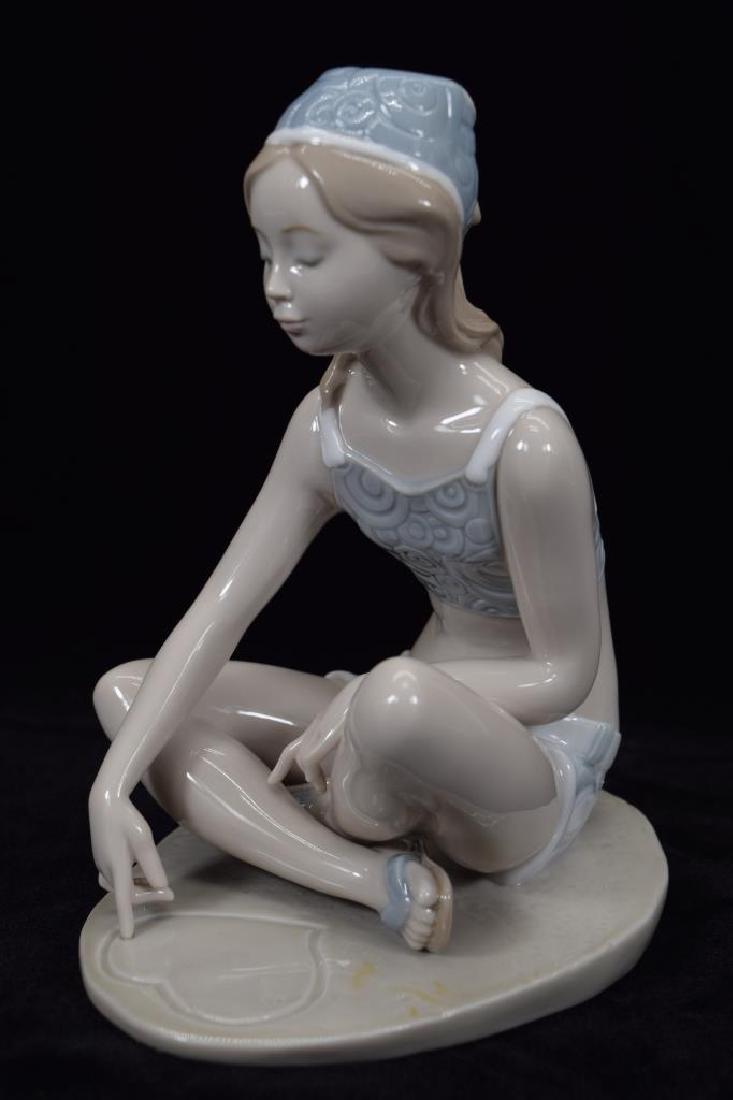 LLADRO 8416 "SUMMER LOVE" PORCELAIN FIGURINE (1 of 19)