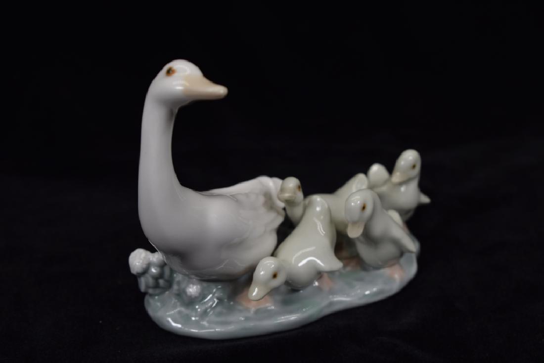 LLADRO 4895 MOTHER DUCK & DUCKLINGS PORCELAIN FIGU (1 of 16)