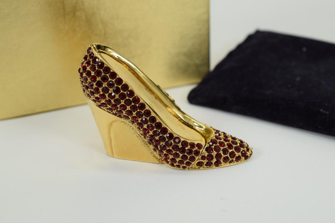 ESTEE LAUDER RED HEEL PERFUME SOLID COMPACT: White linen perfume solid. Comes in original box with carry pouch. Heel measures 2-1/2” W x 2-1/4” H. Box measures 4” L x 4” W x 1-3/4” H. U.S. SHIPPING $15 + INSURANCE.