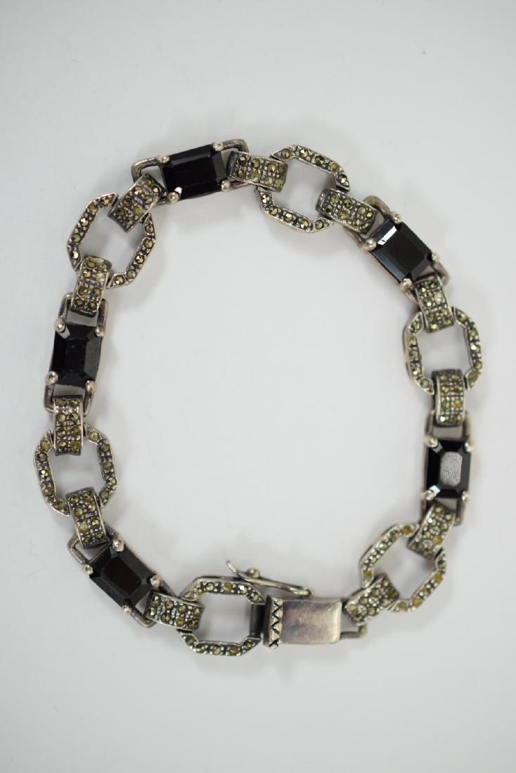 STERLING SILVER MARCASITE & ONYX BRACELET: Alternating marcasite links and onyx stones. Hallmarked “925”. Measures approx. 7” L (plus 1/4” clasp). Weighs 18.6g. U.S. SHIPPING $10 + INSURANCE.