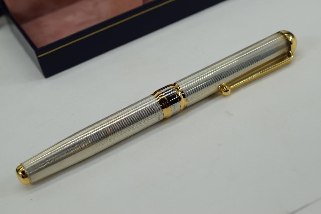 DELTA STERLING SILVER FOUNTAIN PEN IN BOX: Delta Artigiani della Scrittura. Certificate di Garanxia No. # 6984. Stilografica Arg. 925 sterling pen, new in original presentation box and outer box with certificate. Total weight 8.1oz. U.S. SHIPP
