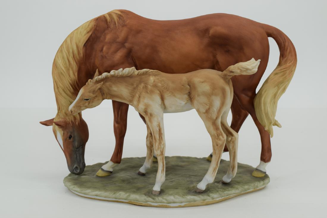 KAISER PORCELAIN THOROUGHBRED MARE & FOAL SCULPTU: Hand painted equestrian figure depicting two horses. Designed by artist Wolfgang Gawantka, and created by Kaiser Porcelain in West Germany. This is a lilimited edition sculpture, number 965 of 1200 pi