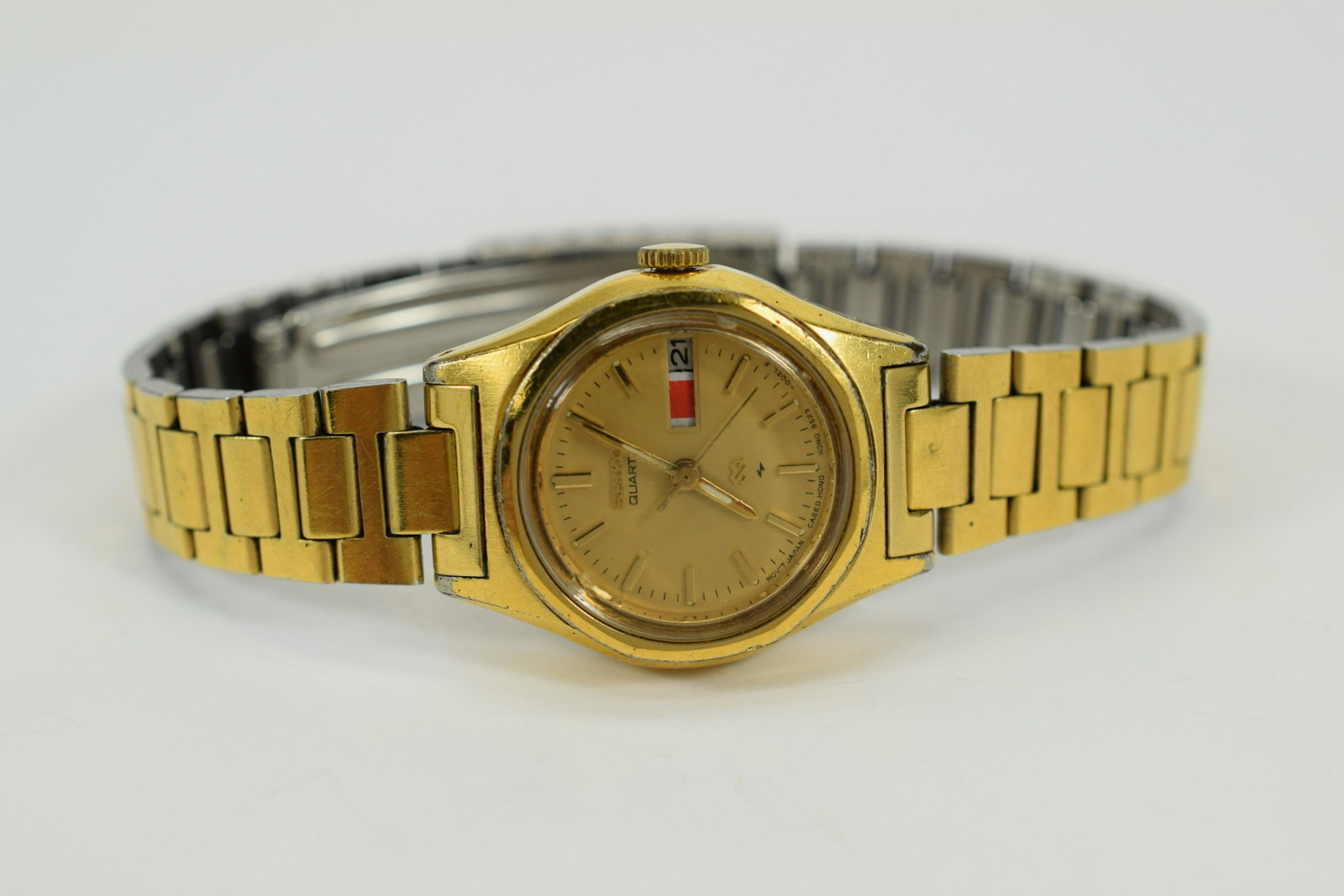 VINTAGE SEIKO QUARTZ LADIES WATCH: Water resistant 100420. B993. Measures approx. 6-1/2" L and weighs 32.2g. U.S. SHIPPING $10 + INSURANCE.
