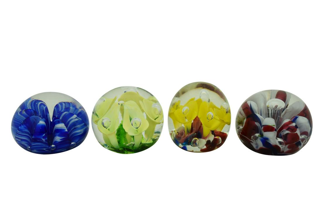 4 JOE ST CLAIR FLORAL ART GLASS PAPERWEIGHTS (1 of 8)