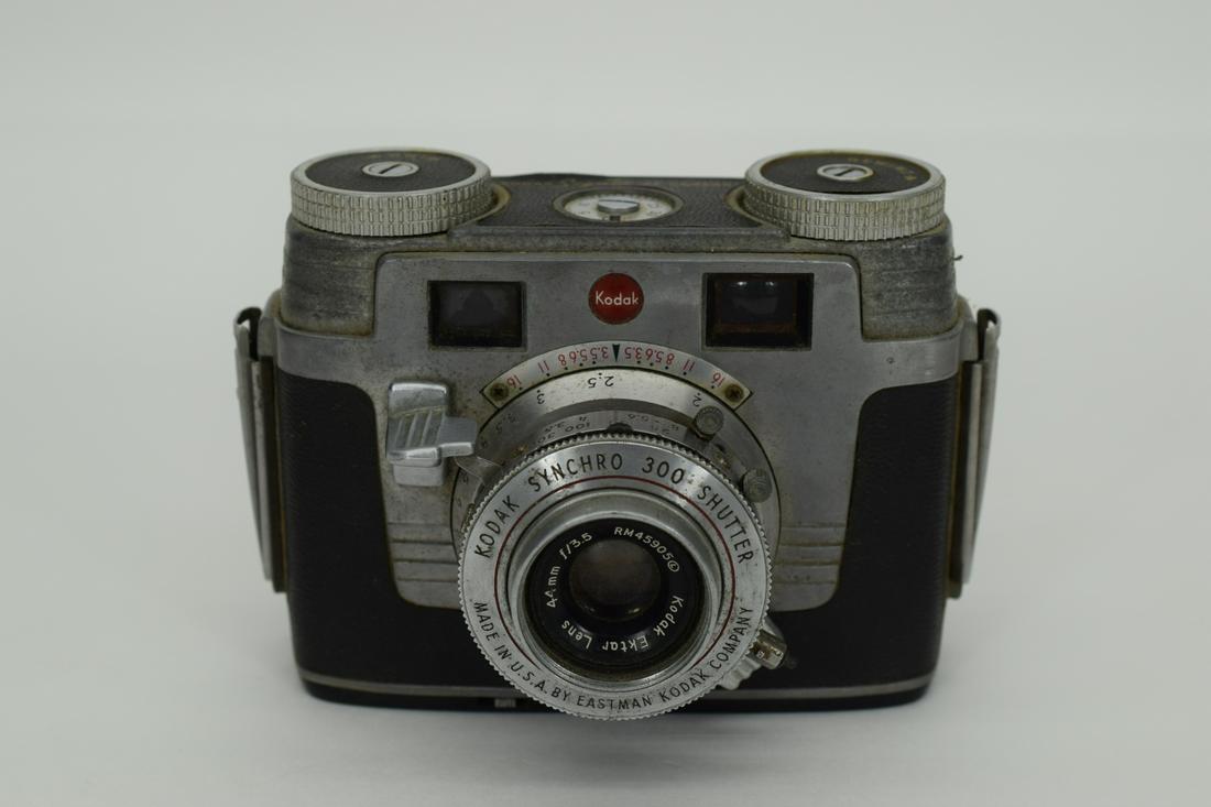 VINTAGE KODAK CAMERA SIGNET 35 SYNCHRO 300 SHUTTER (1 of 8)