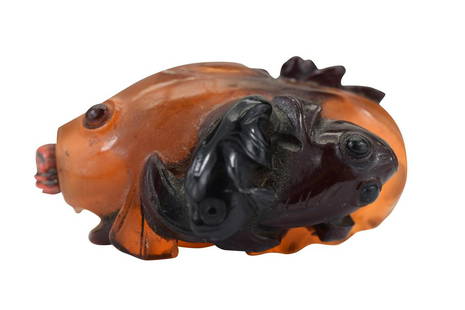 18TH/19TH C. CARVED AMBER KOI FISH SNUFF BOTTLE: Wonderful 18th/19th Century carved amber snuff bottle depicting a koi fish, 2 small fish aside, with a peony bloom and carved red coral figural mouth stopper on the spoon. Measures 2-1/4" L x 1-1/4"