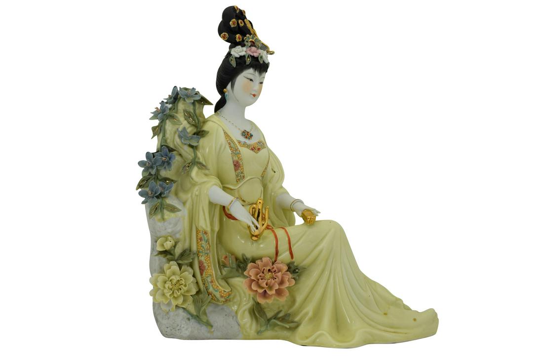 ASIAN PORCELAIN GEISHA FIGURINE HOLDING A TEAPOT (1 of 17)