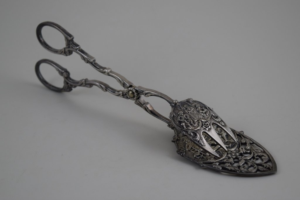ORNATE HOLLAND REPOUSSE SCISSOR SPOON FORK TONGS (1 of 10)