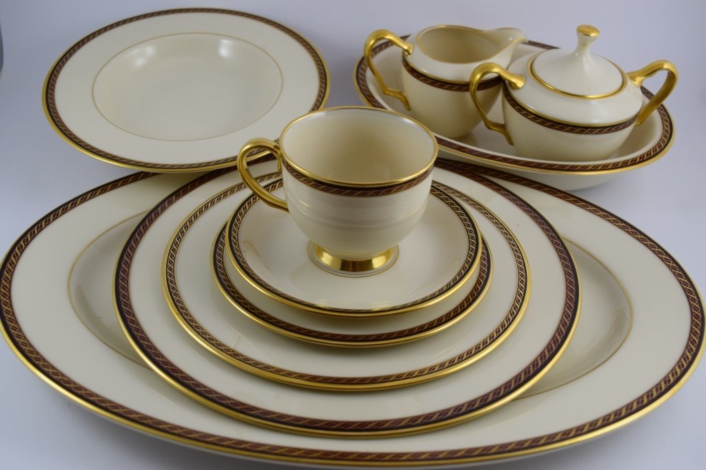 110pcs LENOX MONROE PRESIDENTIAL SERVICE FOR 12+++: Lenox MONROE China- A Presidential Collection Pattern. Introduced in 1983 as a part of the Presidential Collection. Beautiful ivory china with a maroon rope design border and trimmed in 24k gold. Eleg