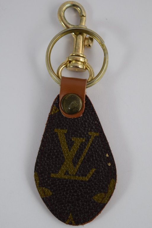 LOUIS VUITTON LEATHER MONOGRAM KEYCHAIN w/ CLIP: Measures 4 1/4" (10.8cm) long x 1 1/2" (3.8cm) wide. Weighs 16.6g. $15 U.S. SHIPPING + INSURANCE.