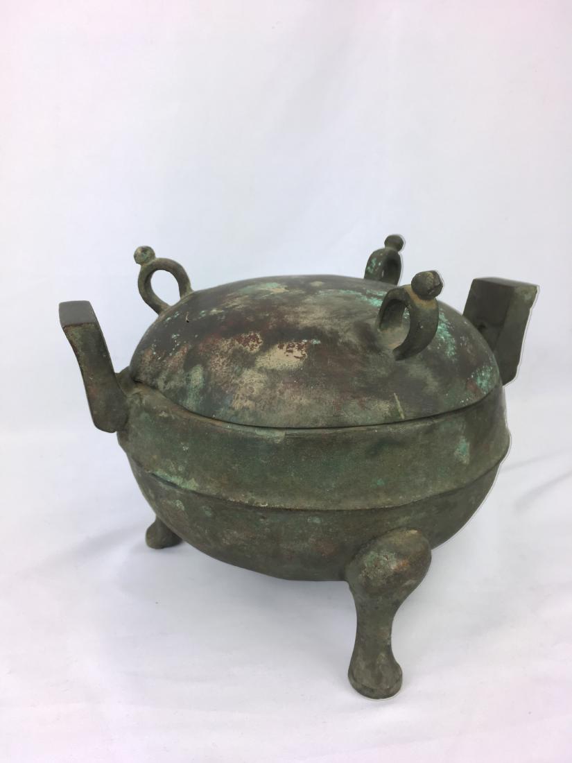 CHINESE ANCIENT BRONZE TRIPLE FEET CONTAINER (1 of 4)