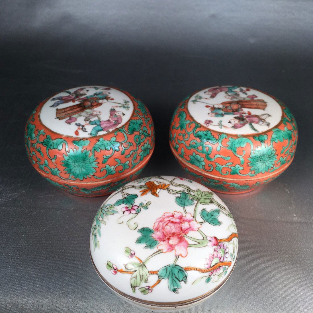 THREE CHINESE PORCELAIN FAMILLE ROSE BOXES (1 of 5)