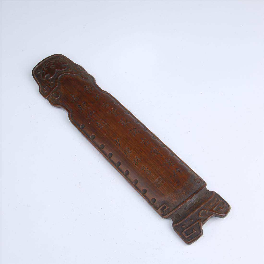 CHINESE BAMBOO ZENITH SHAPED ART REST: CHINESE BAMBOO ZENITH SHAPED ART REST. L. 26.5 cm. W. 5.5 cm. Domestic shipping $20 and oversea $60. Combined shipping available. Pick-up available in our NJ warehouse. We accept pre-sale offer, phone