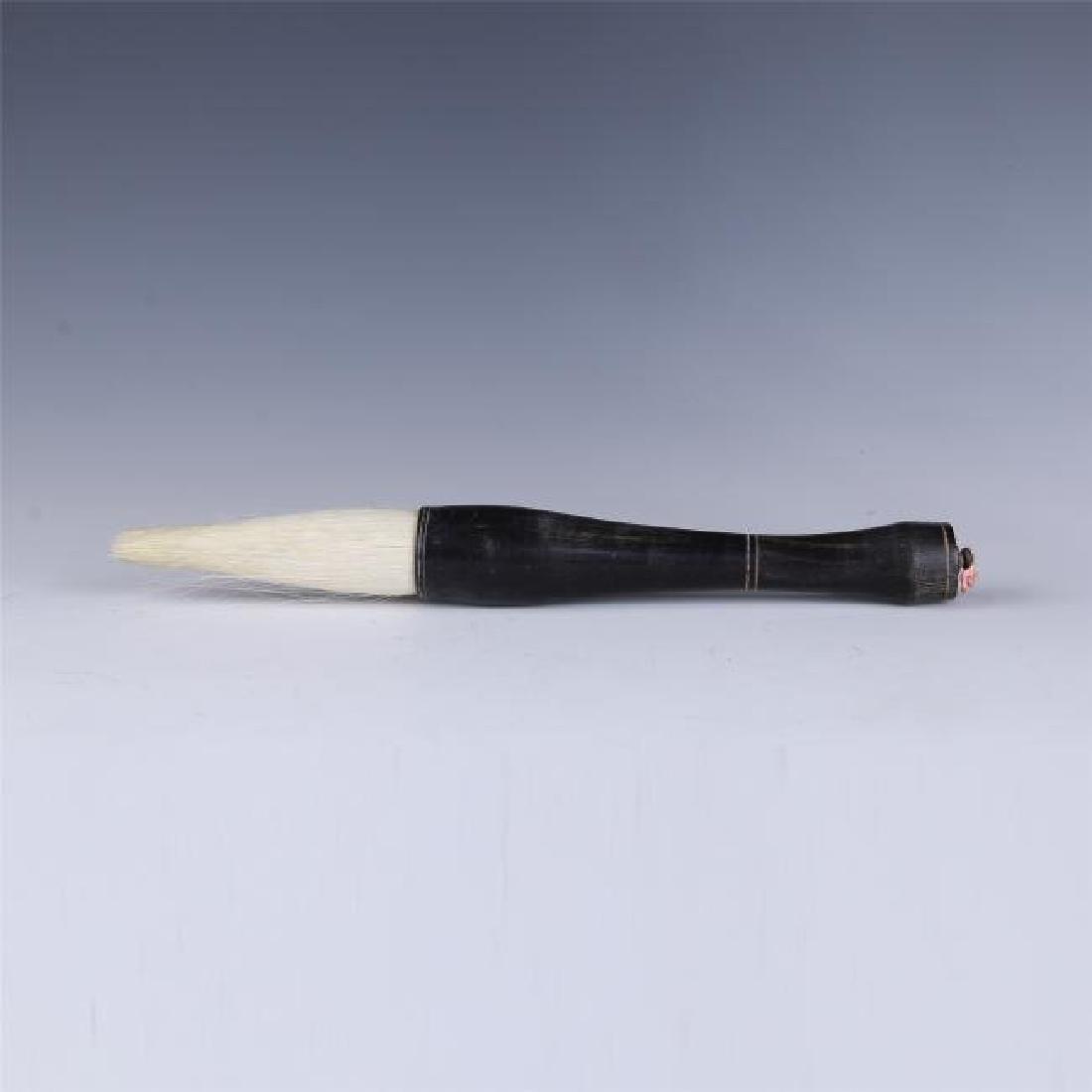 CHINESE OX HORN WRITING BRUSH: CHINESE OX HORN WRITING BRUSH. L.24 cm.Domestic shipping $20 and oversea $60. Combined shipping available. We accept pre-sale offer, phone bidding and post sale offer. For buyers from China: We can ac