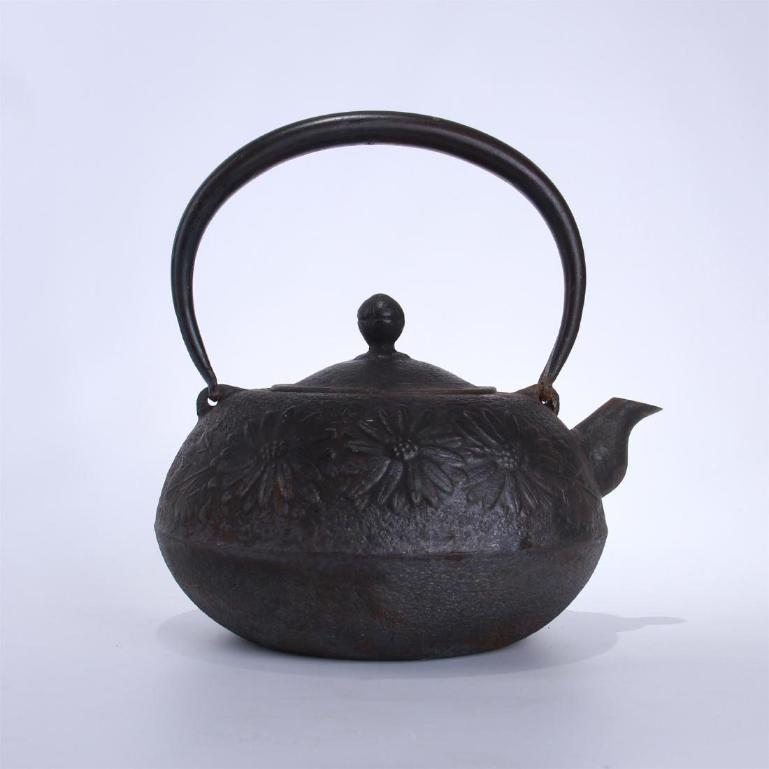 JAPANESE IRON TEA POT: JAPANESE IRON TEA POT. H. 22 cm. L. 22 cm. Domestic shipping $20 and oversea $60. Combined shipping available. Pick-up available in our NJ warehouse. We accept pre-sale offer, phone bidding and post s