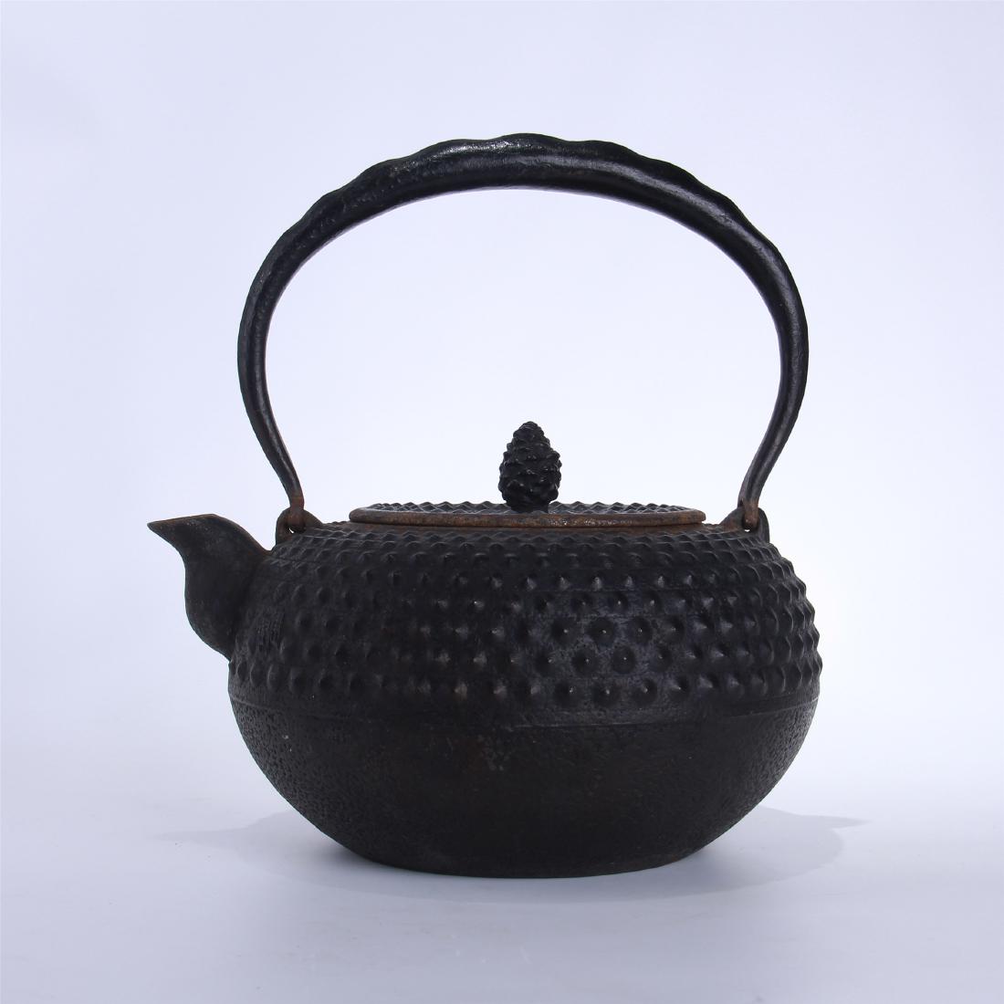 JAPANESE IRON TEA POT: JAPANESE IRON TEA POT. H. 22 cm. L. 20 cm. Domestic shipping $20 and oversea $60. Combined shipping available. Pick-up available in our NJ warehouse. We accept pre-sale offer, phone bidding and post s