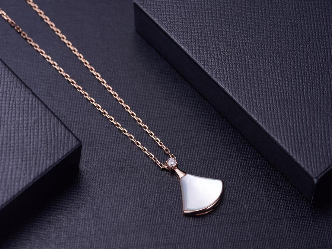BVLGARI 18K ROSE GOLD DIAMOND NECKLACE: BVLGARI 18K ROSE GOLD DIAMOND NECKLACE. Weight 4.1 gram. Mother of pearl 1.5 ct/1p. Diamond 0.03 ct/1p. Free shipping. We accept pre-sale offer, phone bidding and post sale offer to save 5% Internet b