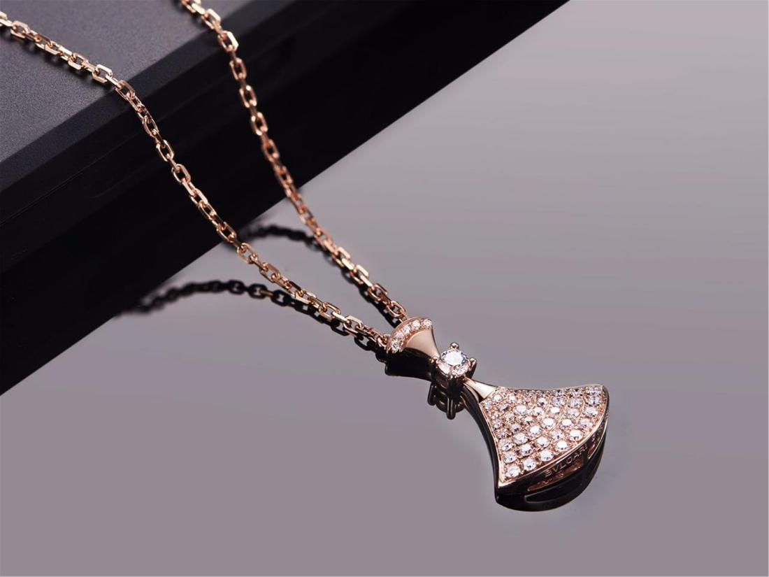 BVLGARI 18K ROSE GOLD DIAMOND NECKLACE: BVLGARI 18K ROSE GOLD DIAMOND NECKLACE. Weight 5 gram. Diamond 0.397 ct/48p. Free shipping. We accept pre-sale offer, phone bidding and post sale offer to save 5% Internet bidding fee. Note: We gurant