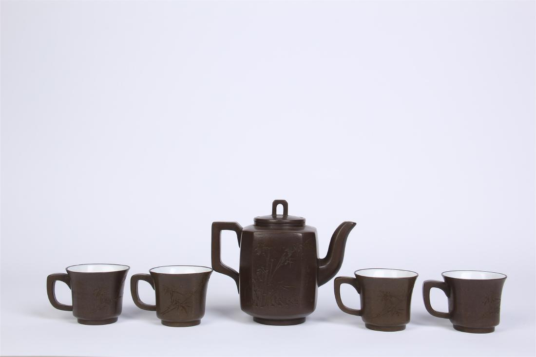 A SET OF CHINESE YIXING ZISHA CLAY TEA POT WITH FOUR CU (1 of 10)