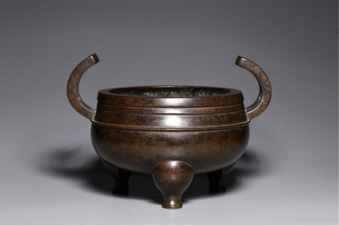 CHINESE BRONZE TRIPLE FEET ROUND CENSER (1 of 9)