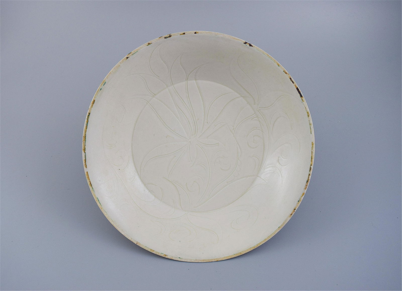 CHINESE PORCELAIN DINGYAO KILN FLOWER PLATE (1 of 4)