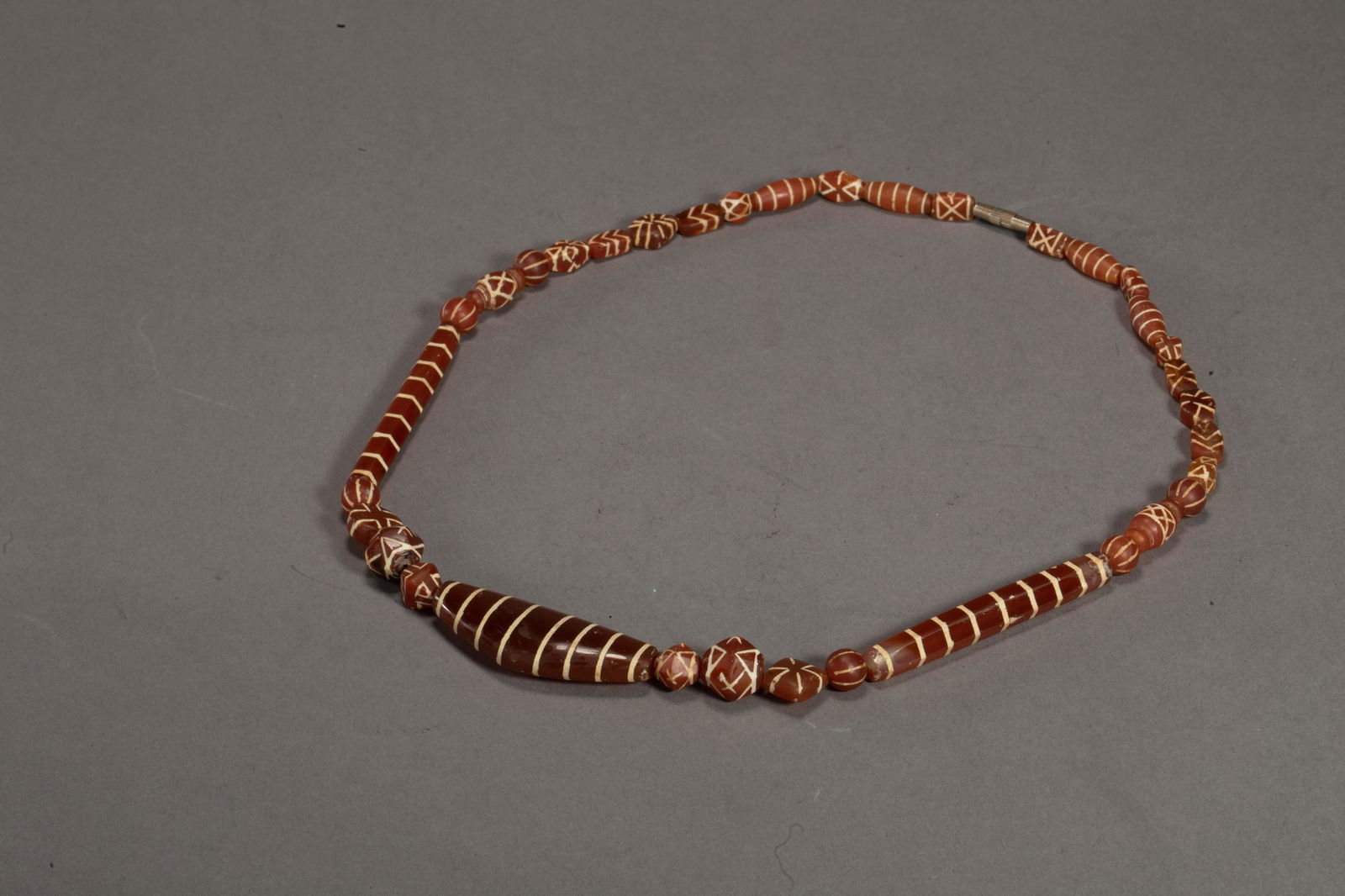 CHINESE ANCIENT AGATE BEAD NECKLACE (1 of 10)