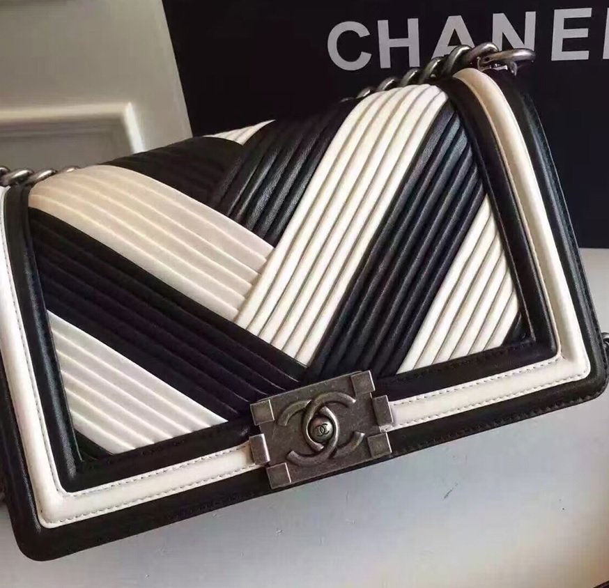 PRE-OWNED UNUSED CHANEL LE BOY 25 LADY'S HANDBAG (1 of 1)