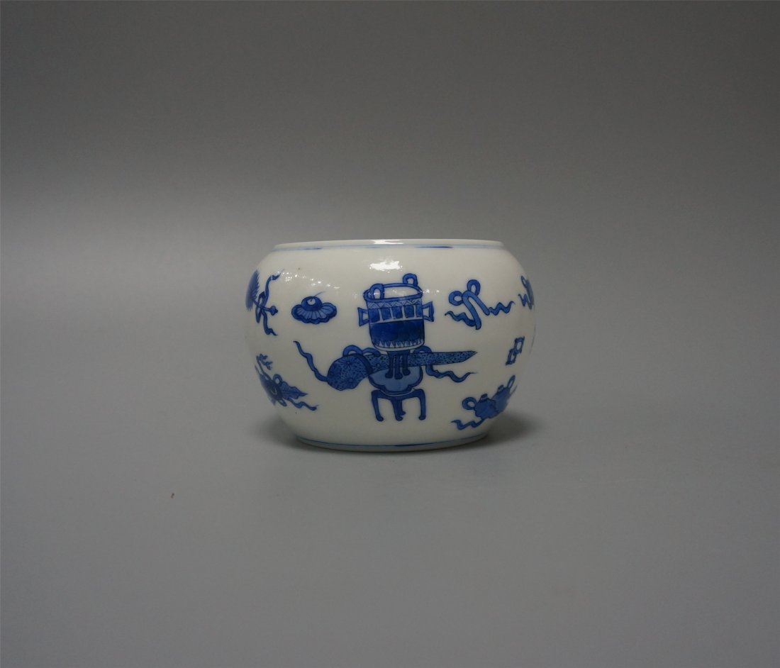 CHIENSE PORCELAIN BLUE AND WHITE BRUSH WASHER: CHIENSE PORCELAIN BLUE AND WHITE BRUSH WASHER. H. 7 cm. Diam. 8 cm. Domestic shipping $30 and oversea $60. Combined shipping available.