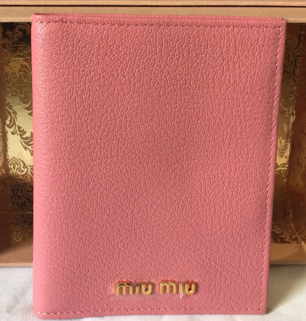 SECONDHANDED MIUMIU PASSPORT HOLDER (1 of 2)