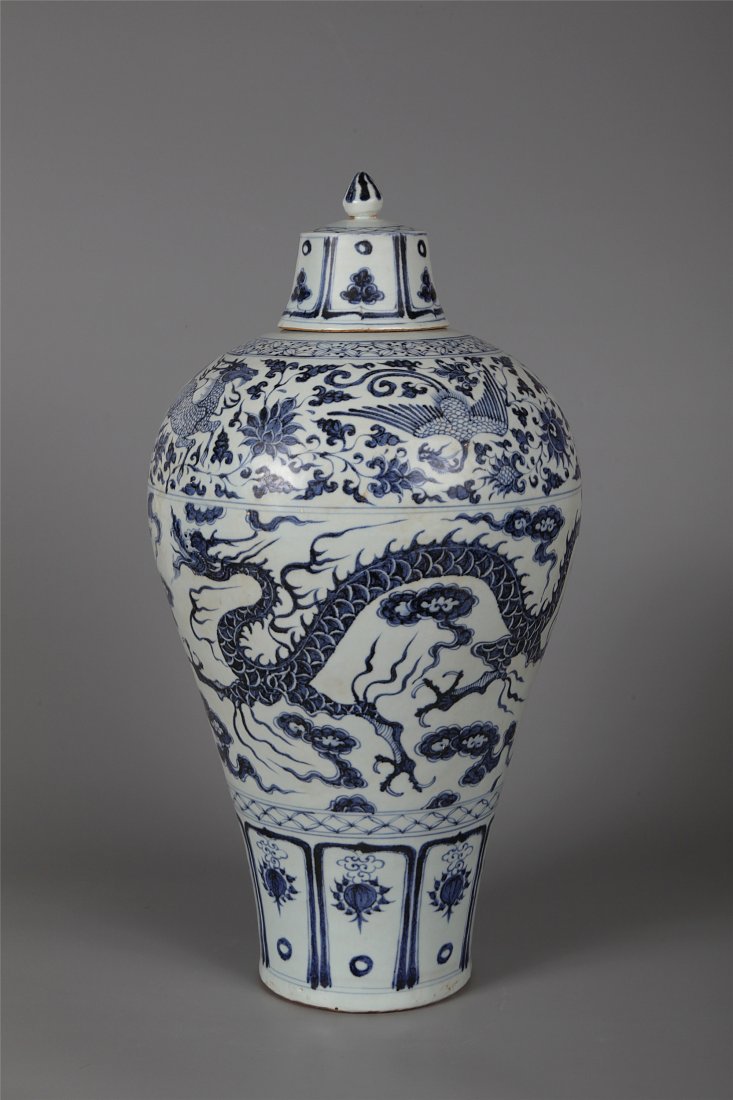CHINESE PORCELAIN BLUE AND WHITE DRAGON LIDDED VASE (1 of 4)