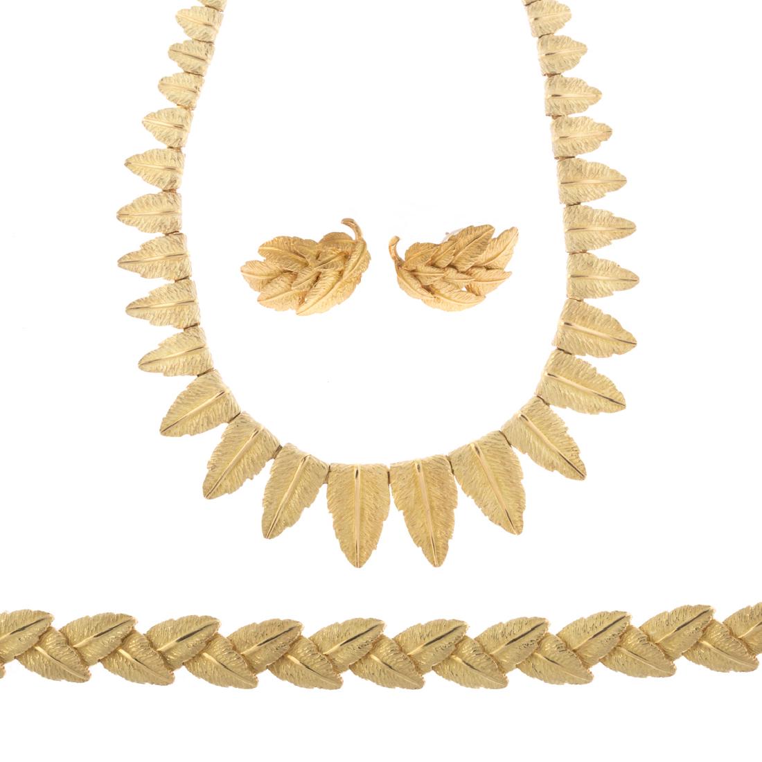 A Lady's Suite in Brushed 18K Yellow Gold (1 of 6)