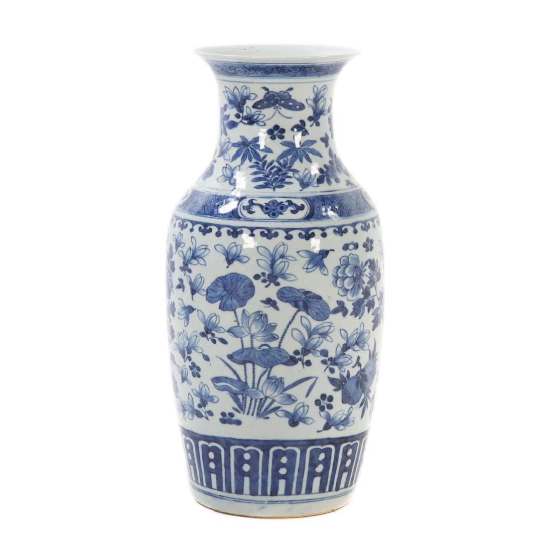 Chinese Export porcelain blue and white vase (1 of 4)