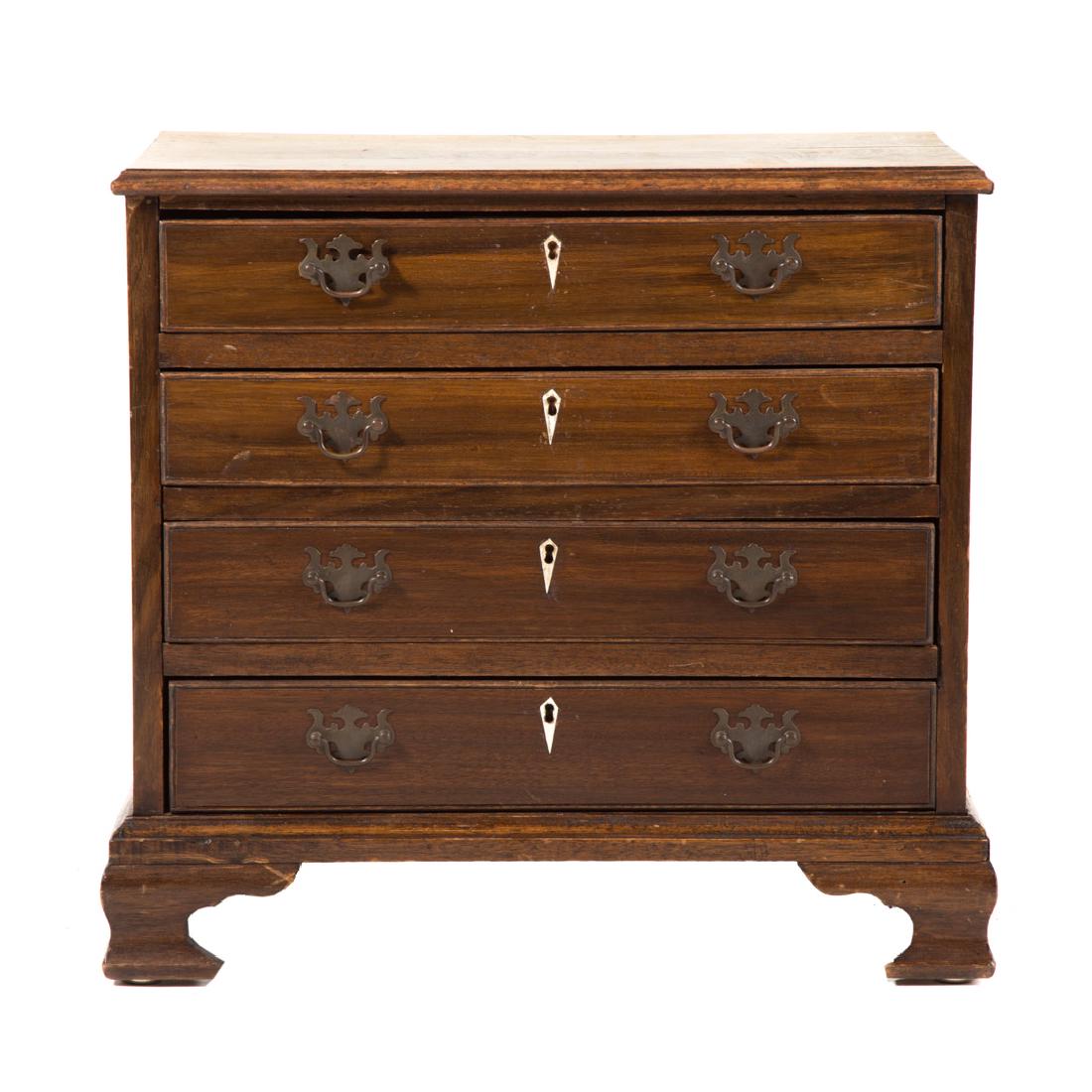 Diminutive George III style chest of drawers (1 of 4)