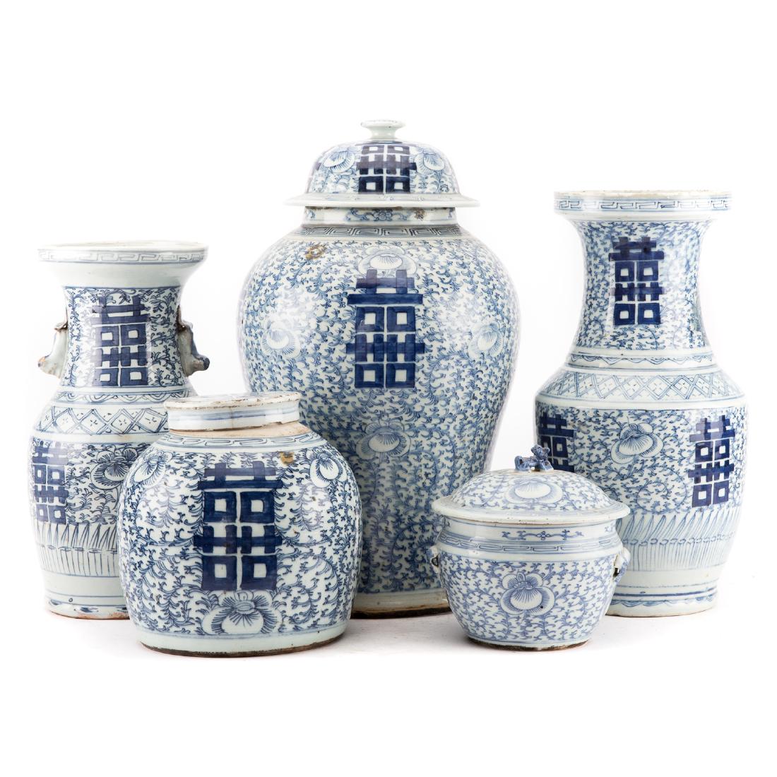Five Chinese Export blue/white porcelain articles (1 of 8)