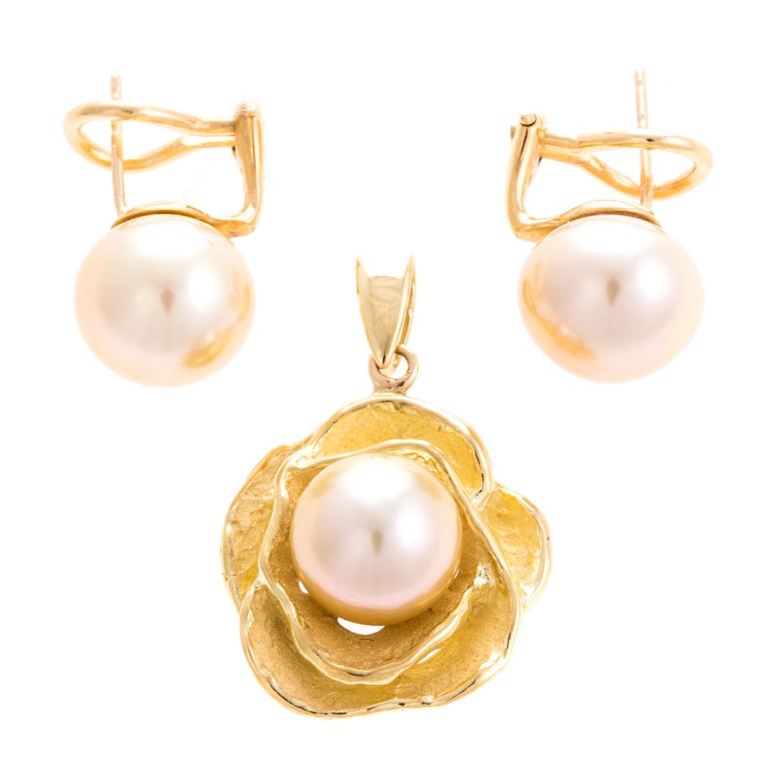 A Pair of Golden South Sea Pearls & Pendant in 18K (1 of 5)