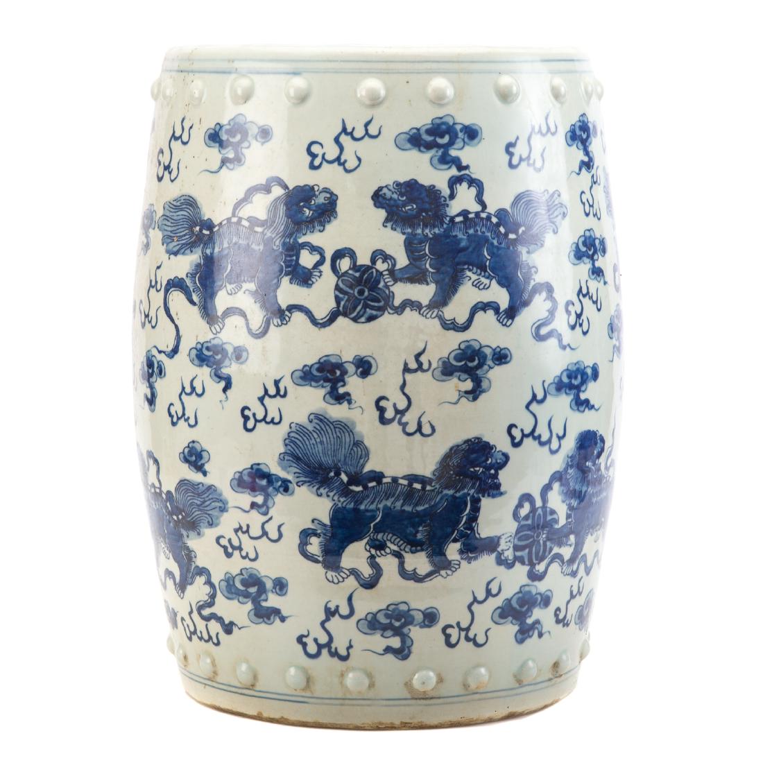 Chinese Export porcelain garden seat: barrel form with blue and white foo dog decoration, 18 in. H., 11 in. Diam.