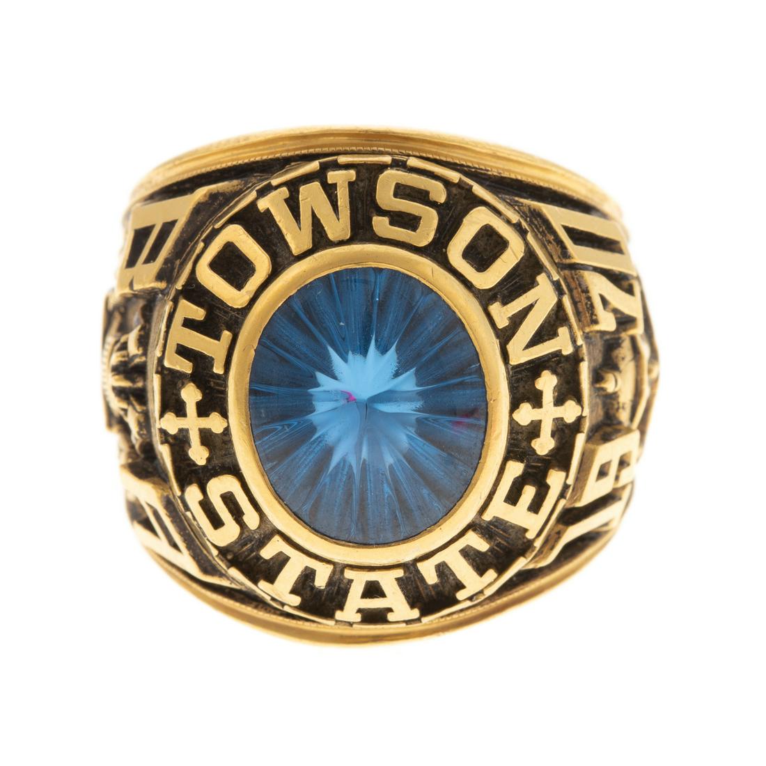 A Gent's 10K 1970 Towson State Class Ring: 10K yellow gold class ring from 1970 Towson State with oval starburst blue stone bezel set in the center, sz 10, 30.9 grams
