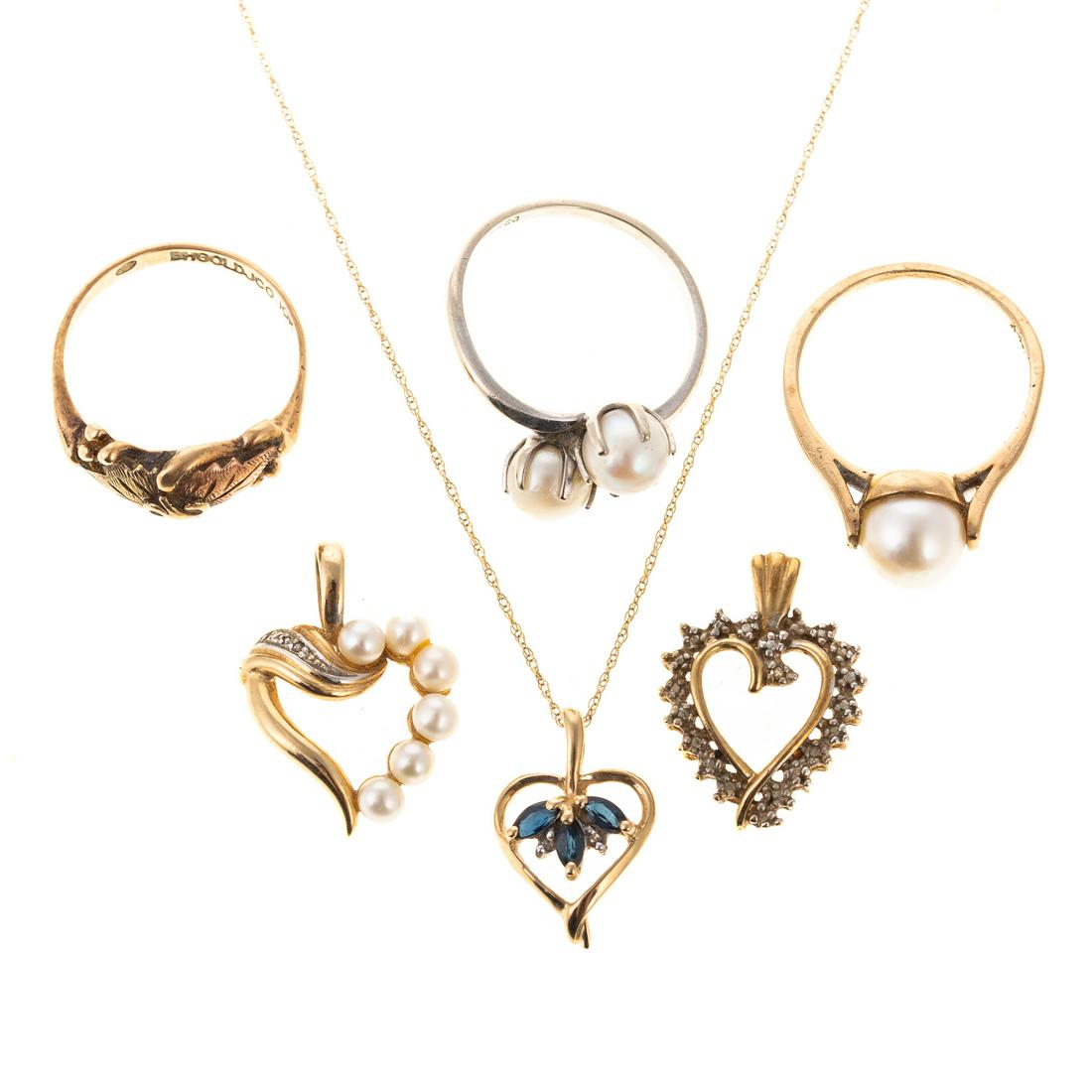 A Collection of Vintage Rings & Pendants in Gold (1 of 8)