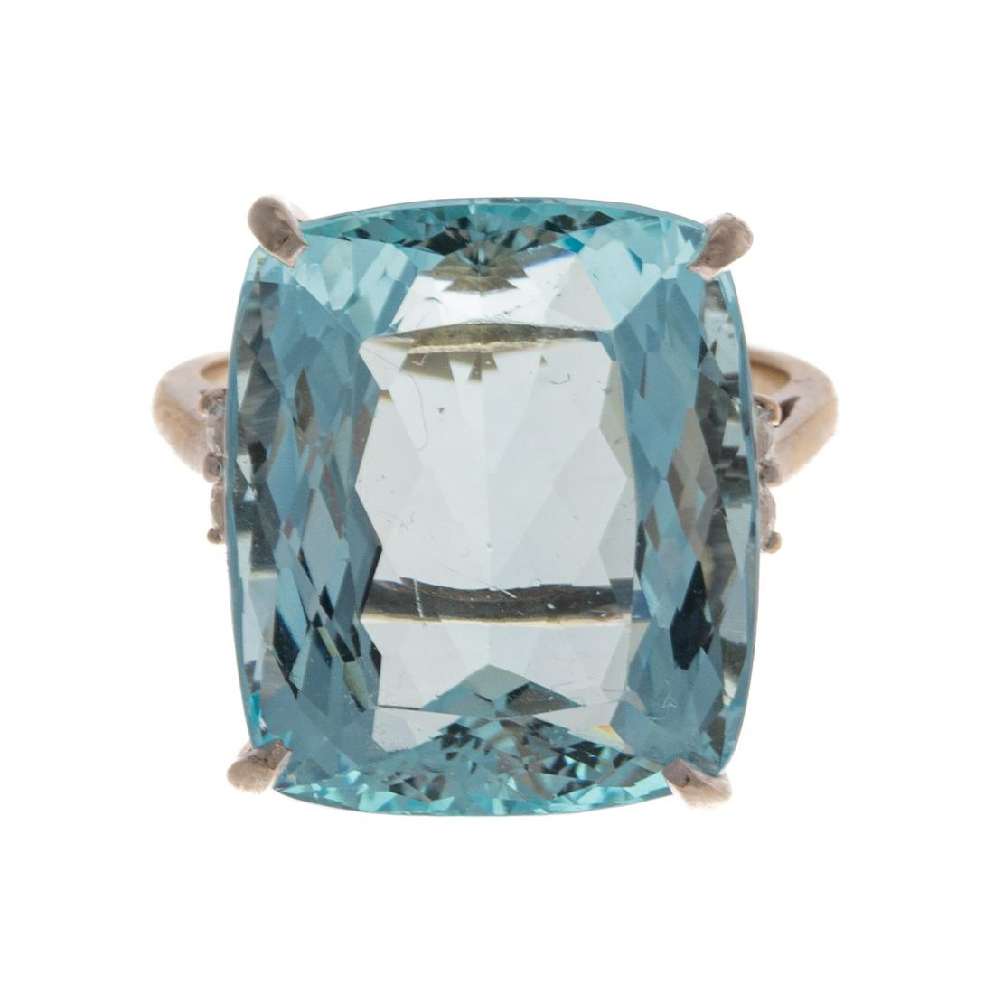 A Very Fine 19 ct Aquamarine & Diamond Ring in 18K: 18K white gold ring featuring a very fine cushion cut aquamarine weighing approx. 19.00 cts, measuring approx. 17.9 x 15.2 x 9.65 mm, flanked by full cut diamonds, average VS1 clarity, average G-H col